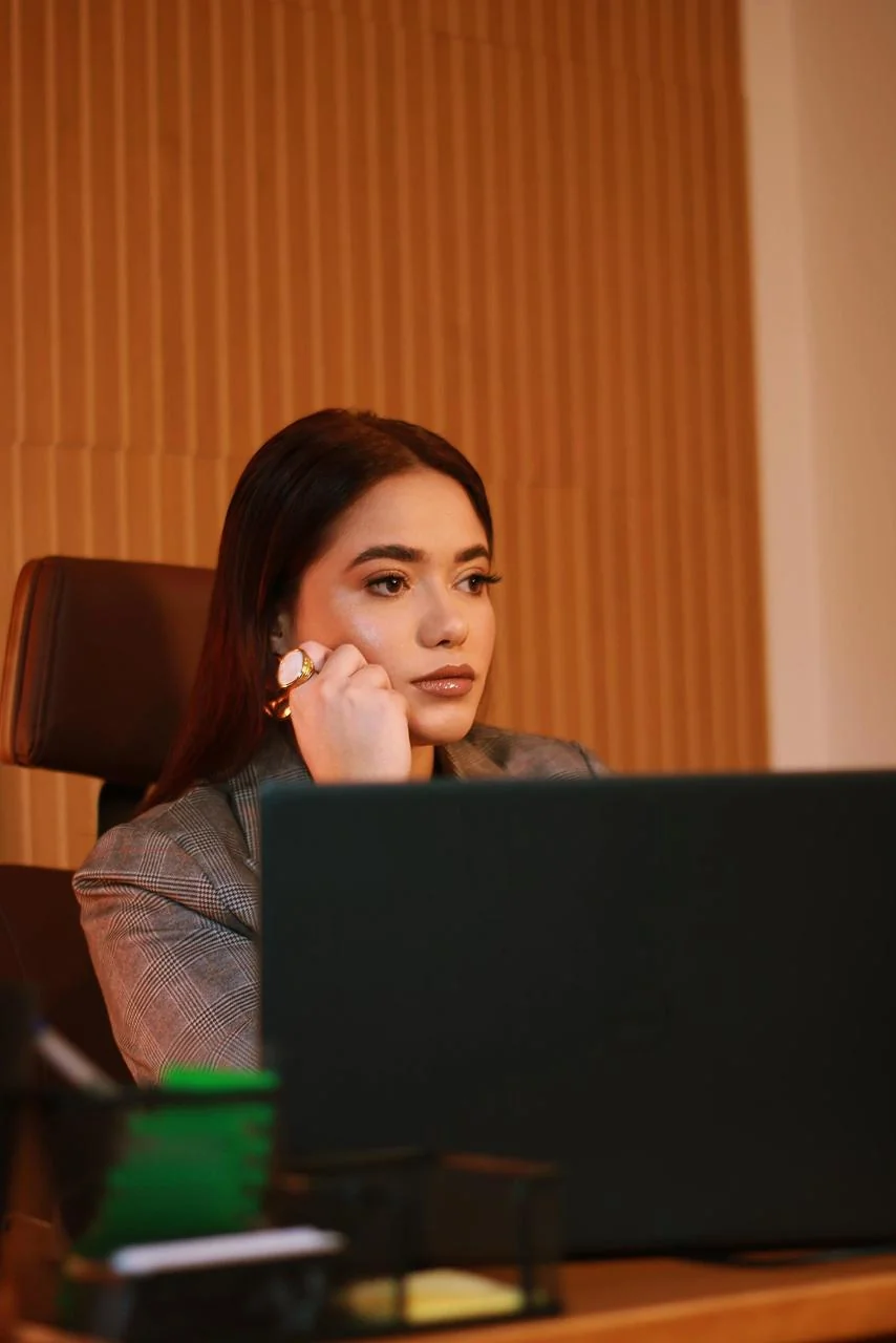 Tallia Candelária trabalhando em seu escritório em Cianorte/PR